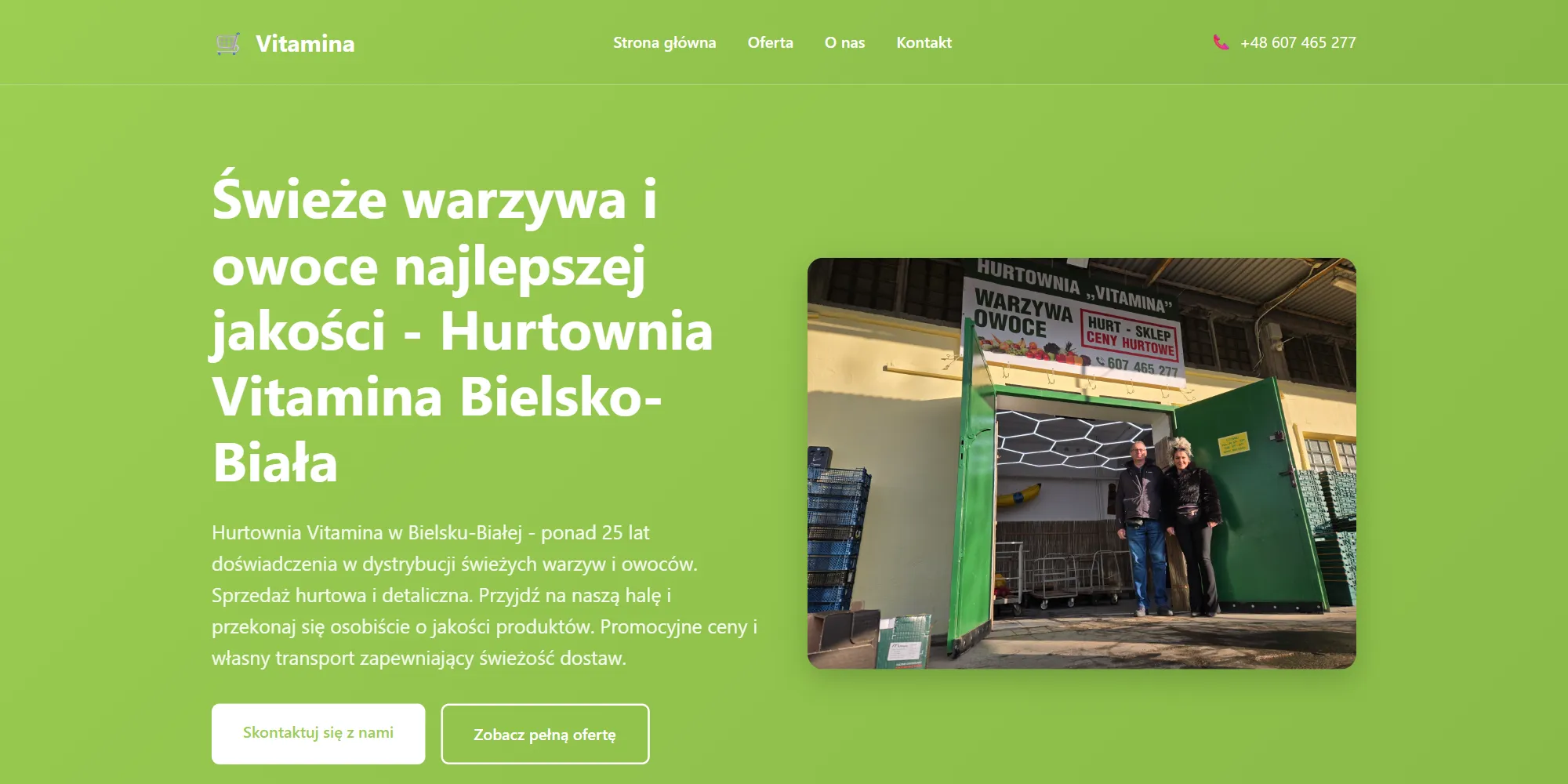 Strona główna serwisu Hurtownia Vitamina: nagłówek „Świeże warzywa i owoce najlepszej jakości” na zielonym tle, obok zdjęcie wejścia do hali hurtowni z szyldem.