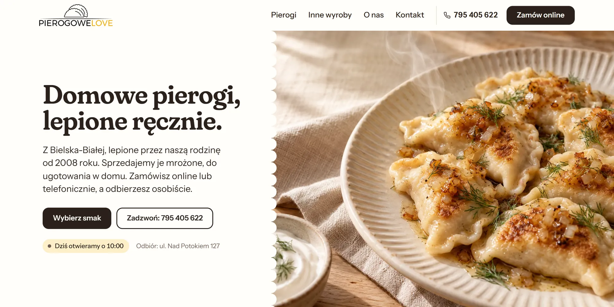 Strona główna serwisu Pierogowe Love: na jasnym tle nagłówek „Domowe pierogi, lepione ręcznie" z przyciskami „Wybierz smak" i „Zadzwoń", obok zdjęcie talerza pierogów okraszonych cebulką i koperkiem.